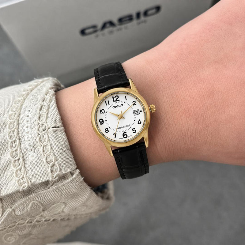 Reloj Casio LTP-V002GL-7BUD puesto en la muñeca, estilo clásico femenino
