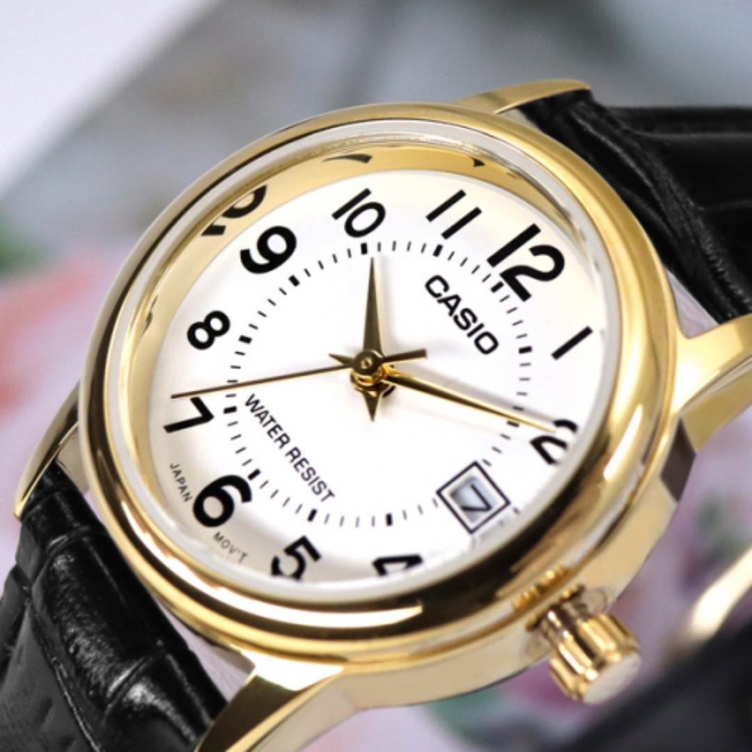 Vista lateral del Reloj Casio LTP-V002GL-7BUD con correa de cuero negro