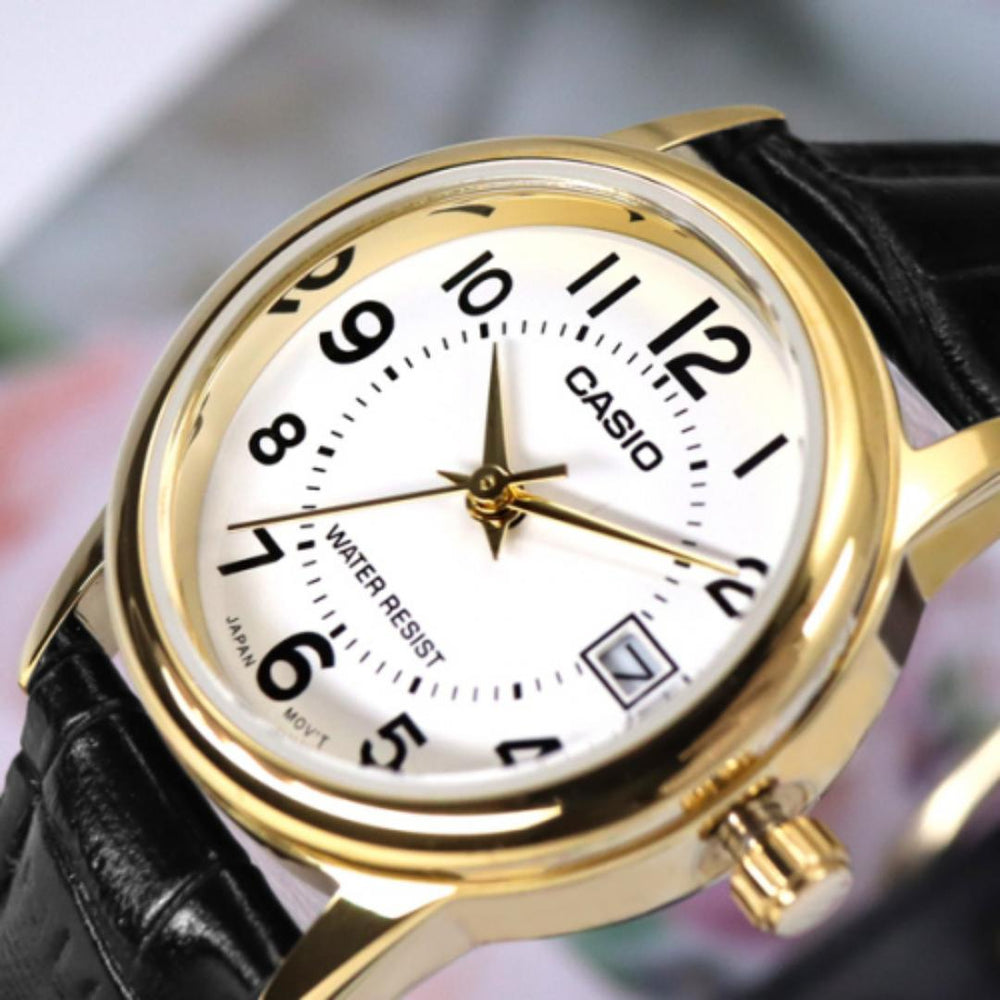 Vista lateral del Reloj Casio LTP-V002GL-7BUD con correa de cuero negro