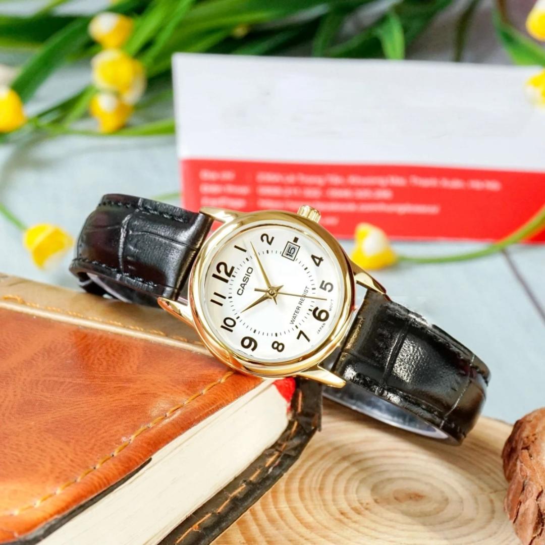 Reloj Casio LTP-V002GL-7BUD dorado sobre fondo blanco, vista de catálogo