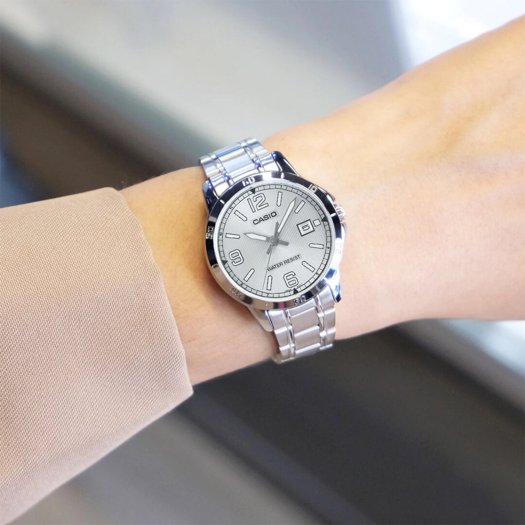 Reloj Casio LTP-V004D-7B2 puesto en la muñeca, estilo clásico femenino
