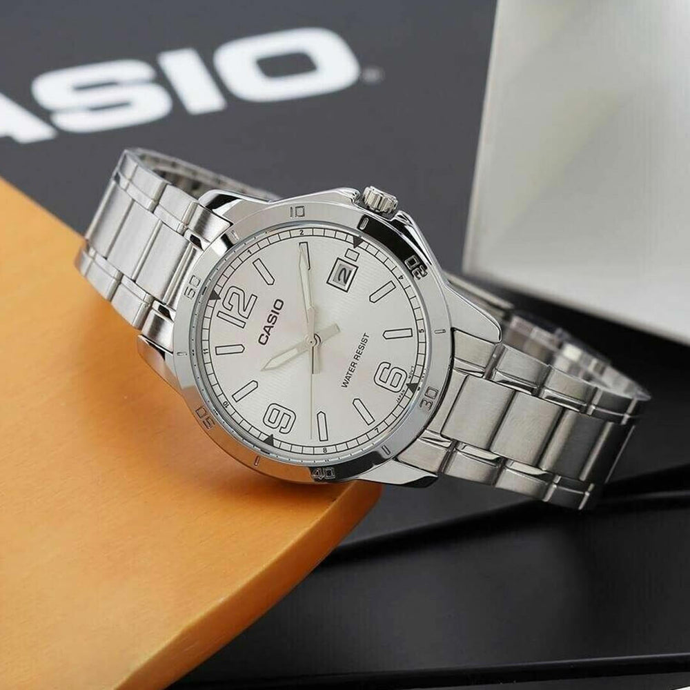 Vista lateral del Reloj Casio LTP-V004D-7B2 con brazalete de acero plateado