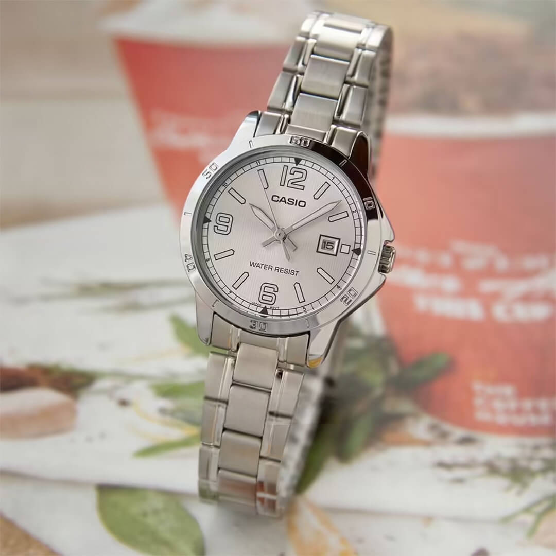 Detalle de la esfera plateada y función de fecha del Reloj Casio LTP-V004D-7B2