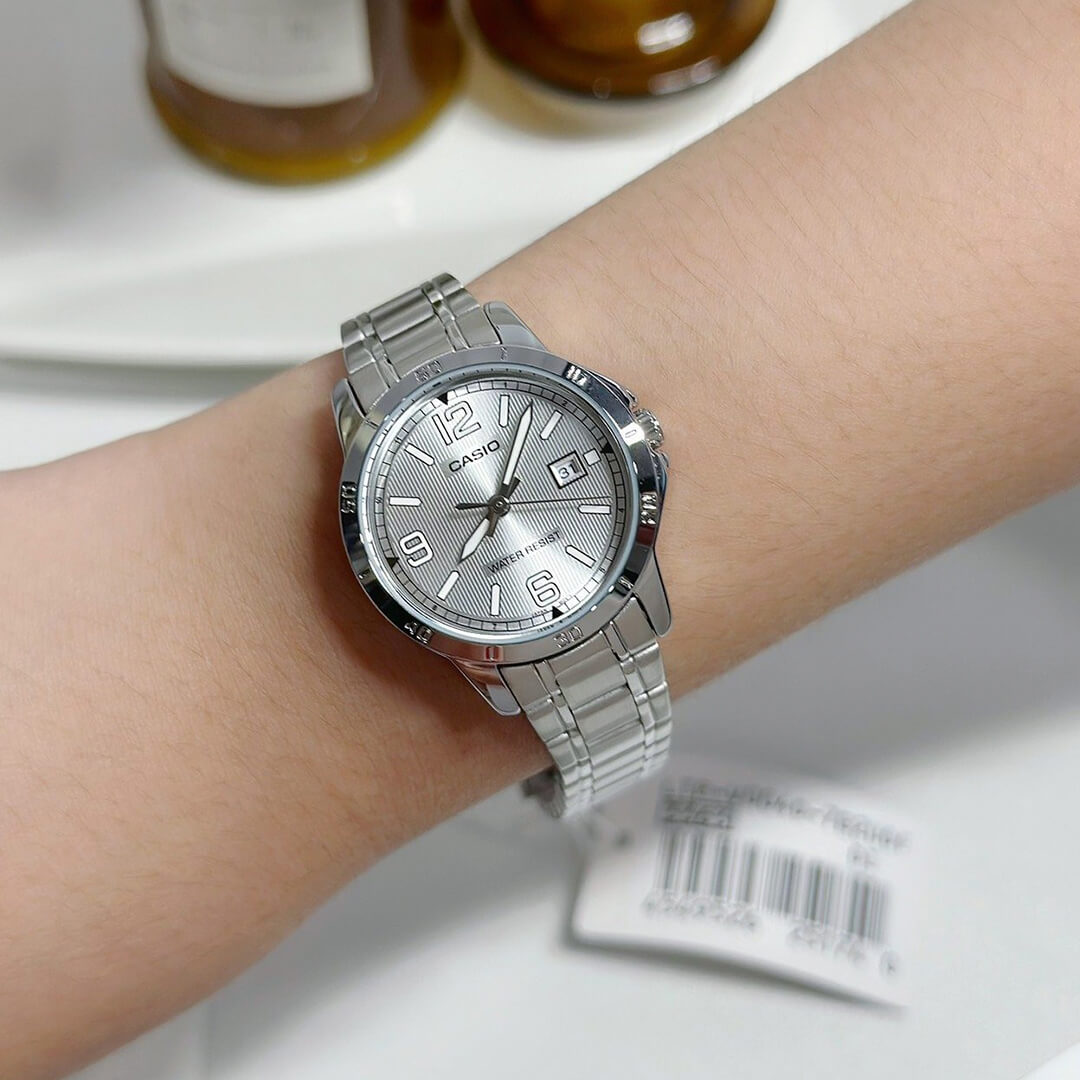 Vista lateral del Reloj Casio LTP-V004D-7B2 con brazalete de acero plateado, puesto en muñeca