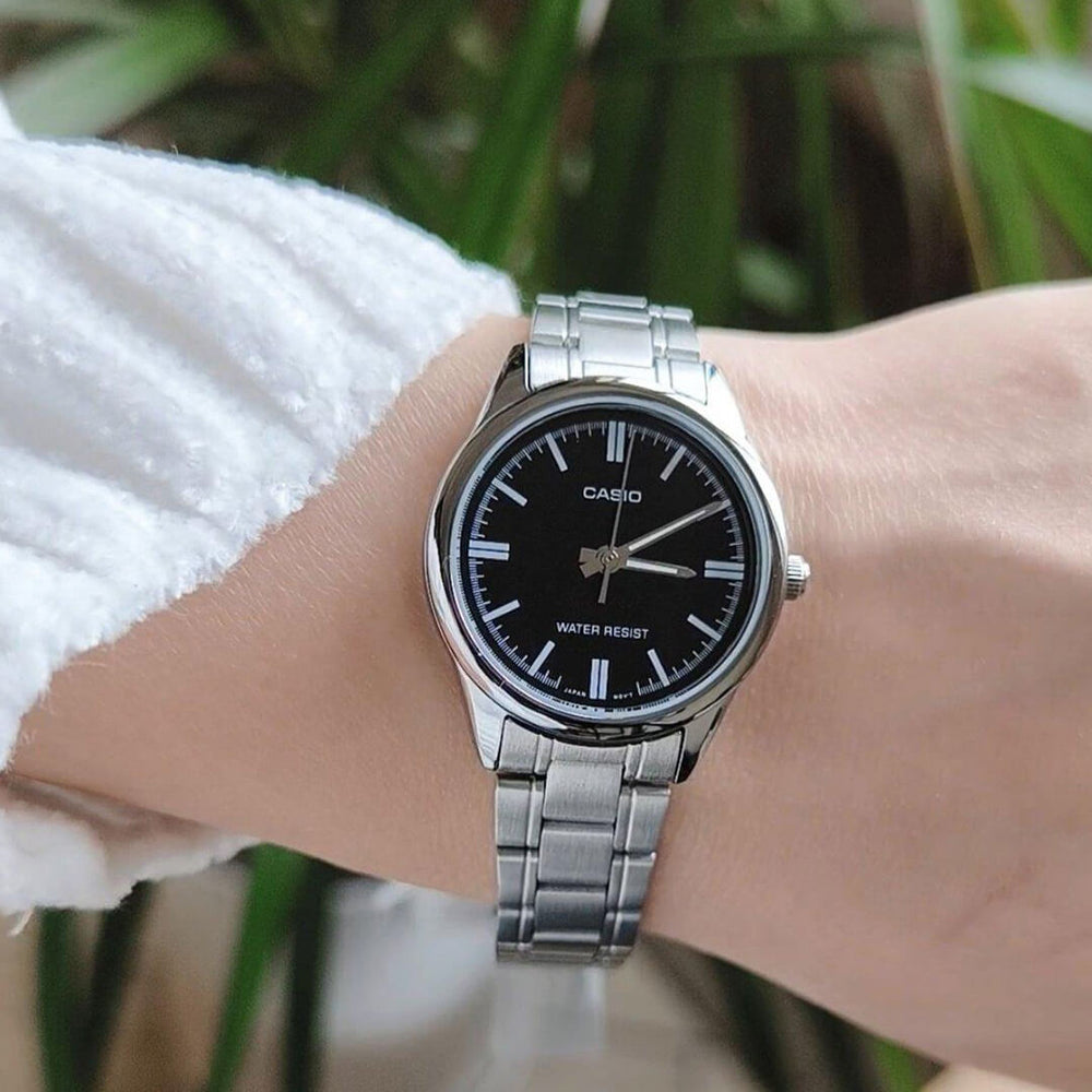 Reloj Casio LTP-V005D-1A puesto en la muñeca, estilo clásico minimalista