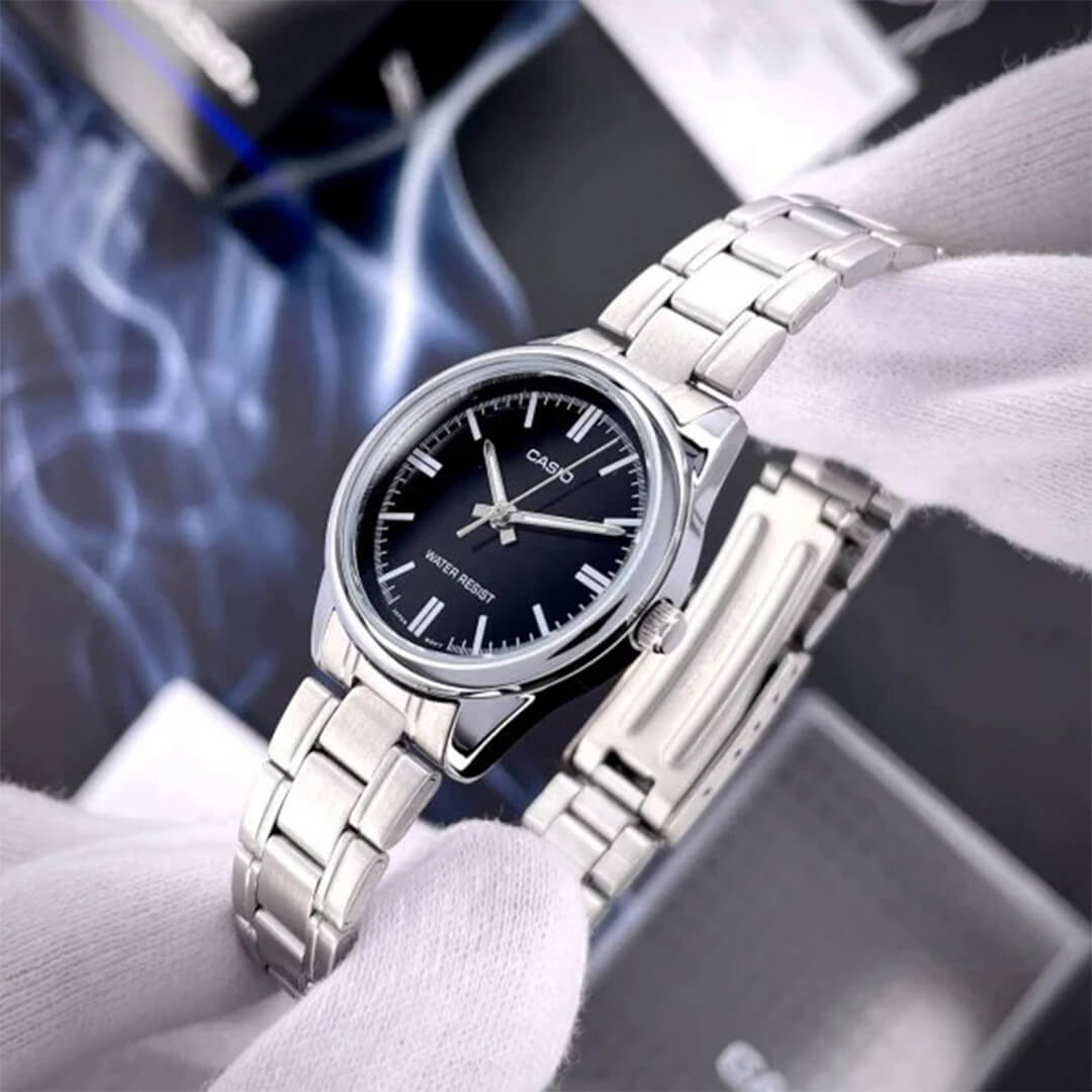 Detalle de la esfera negra del Reloj Casio LTP-V005D-1A