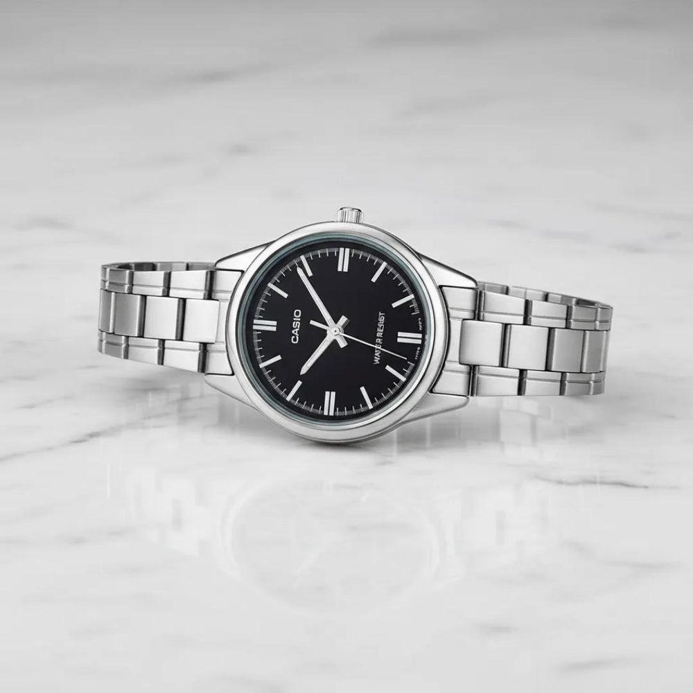 Detalle de la esfera negra del Reloj Casio LTP-V005D-1A para catalogo.
