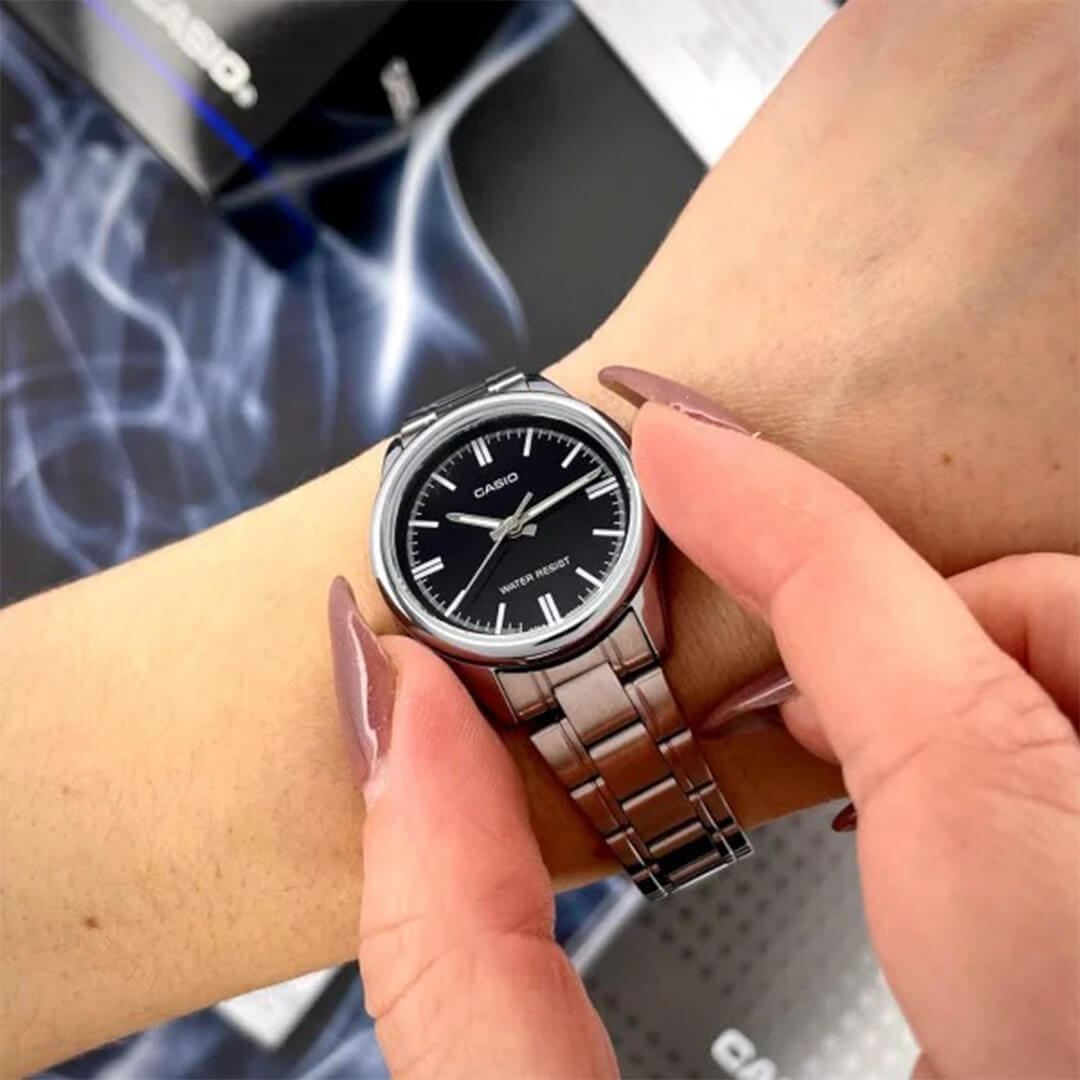 Reloj Casio LTP-V005D-1A puesto en la muñeca, estilo clásico minimalista para mujer