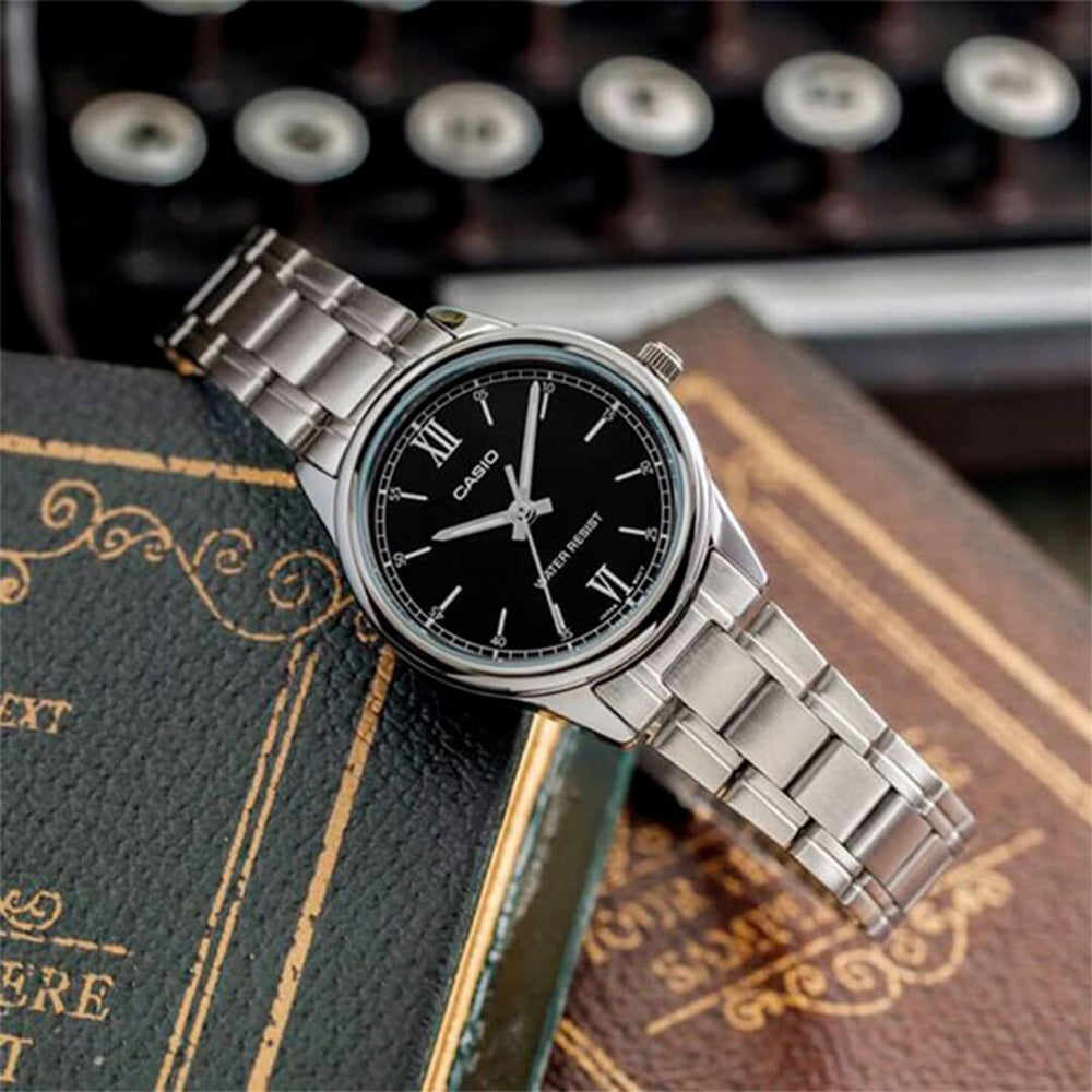 Vista lateral del Reloj Casio LTP-V005D-1B2U con brazalete de acero plateado