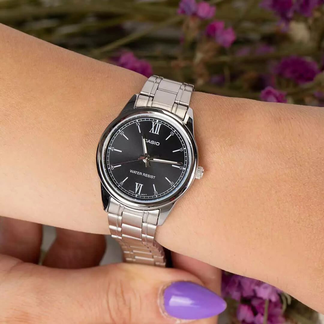 Detalle de la esfera negra con números romanos del Reloj Casio LTP-V005D-1B2U