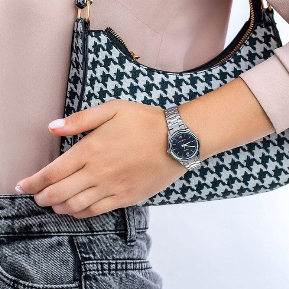 Detalle de la esfera negra con números romanos del Reloj Casio LTP-V005D-1B2U puesto en brazo.