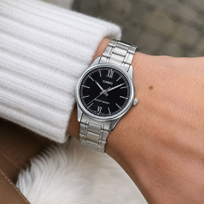 Reloj Casio LTP-V005D-1B2U puesto en la muñeca, estilo clásico romano