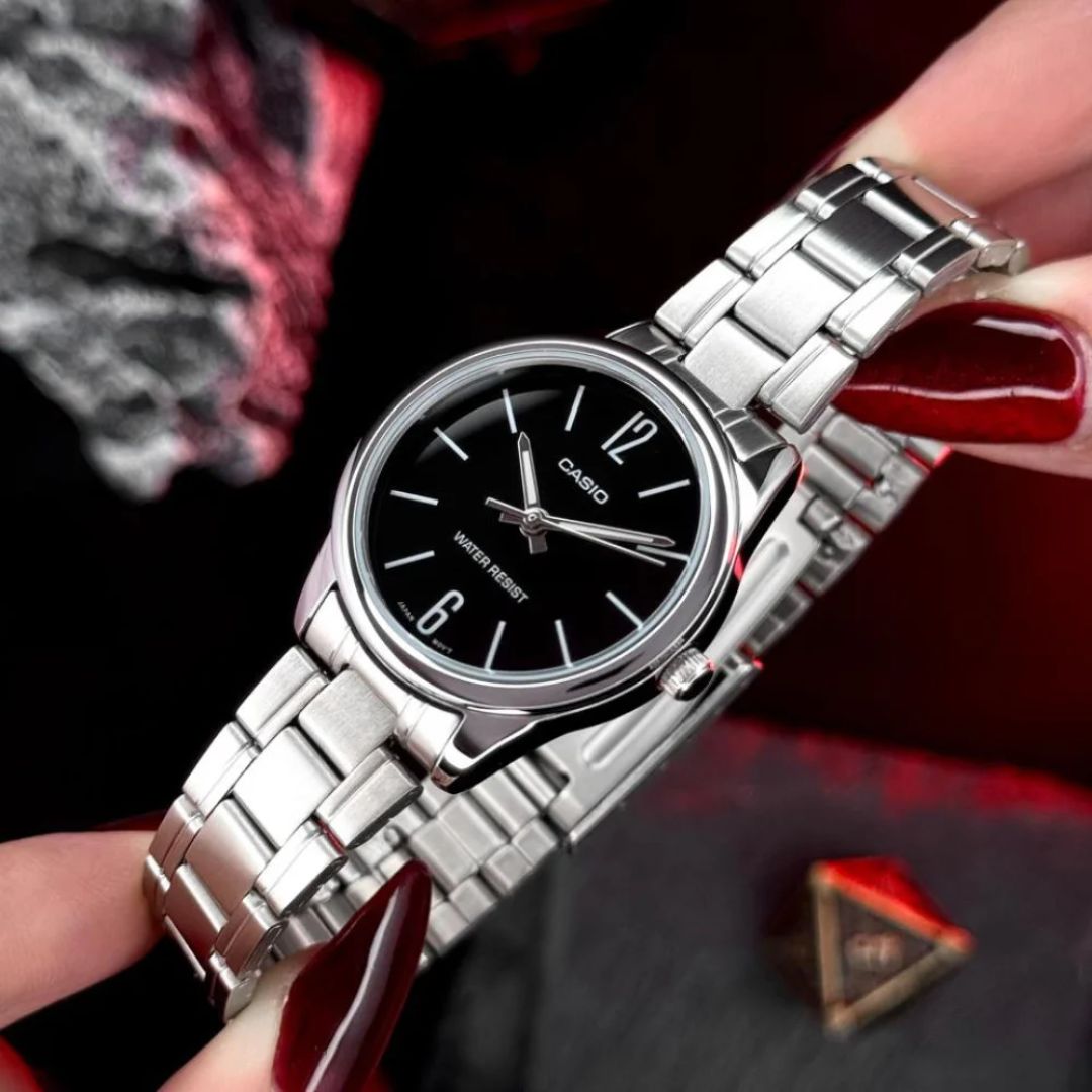 Detalle de la esfera negra del Reloj Casio LTP-V005D-1BU