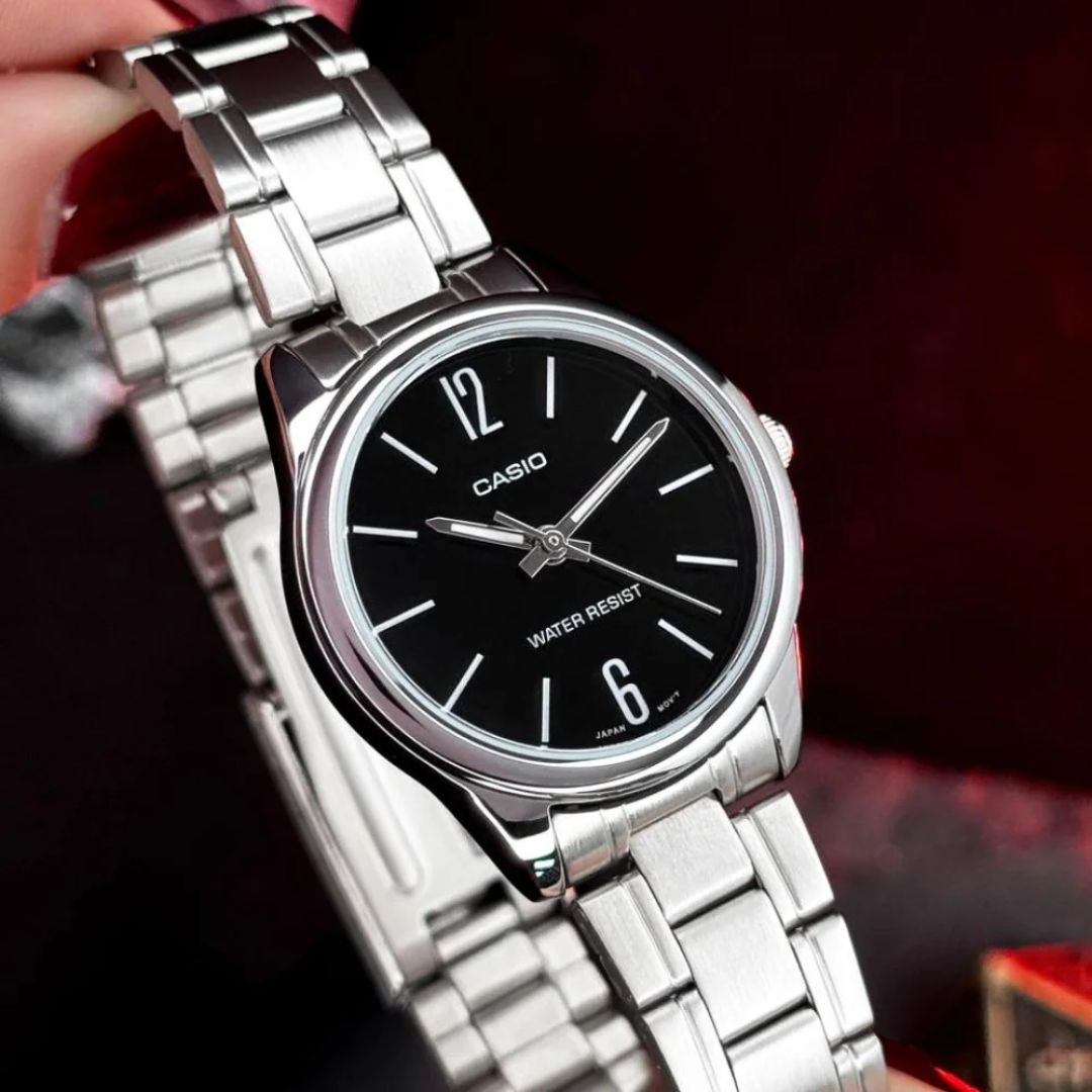 Vista lateral del Reloj Casio LTP-V005D-1BU con brazalete de acero plateado
