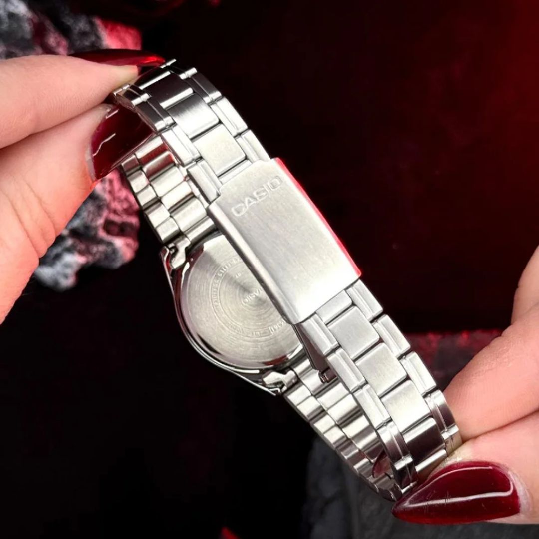 Reloj Casio LTP-V005D-1BU plateado con esfera negra para mujer, detalle correa del reloj.