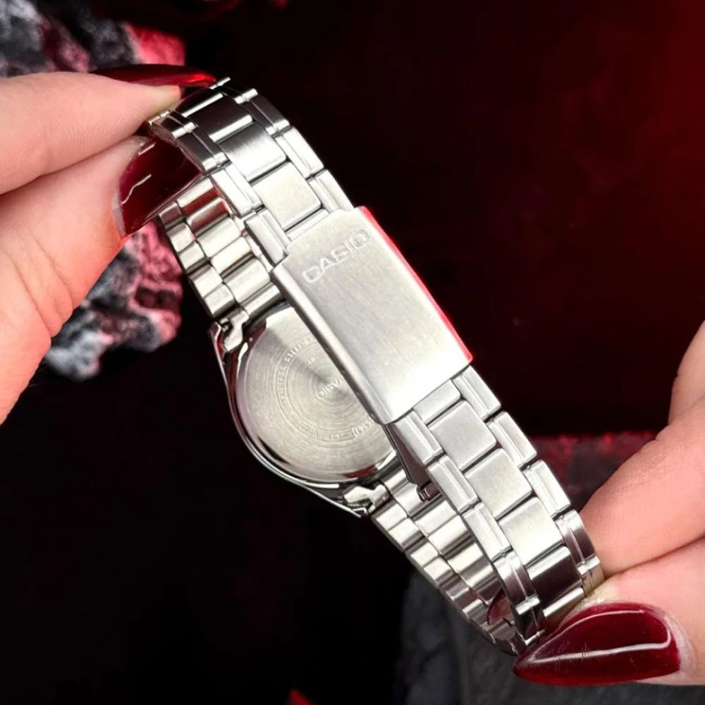 Reloj Casio LTP-V005D-1BU plateado con esfera negra para mujer, detalle correa del reloj.