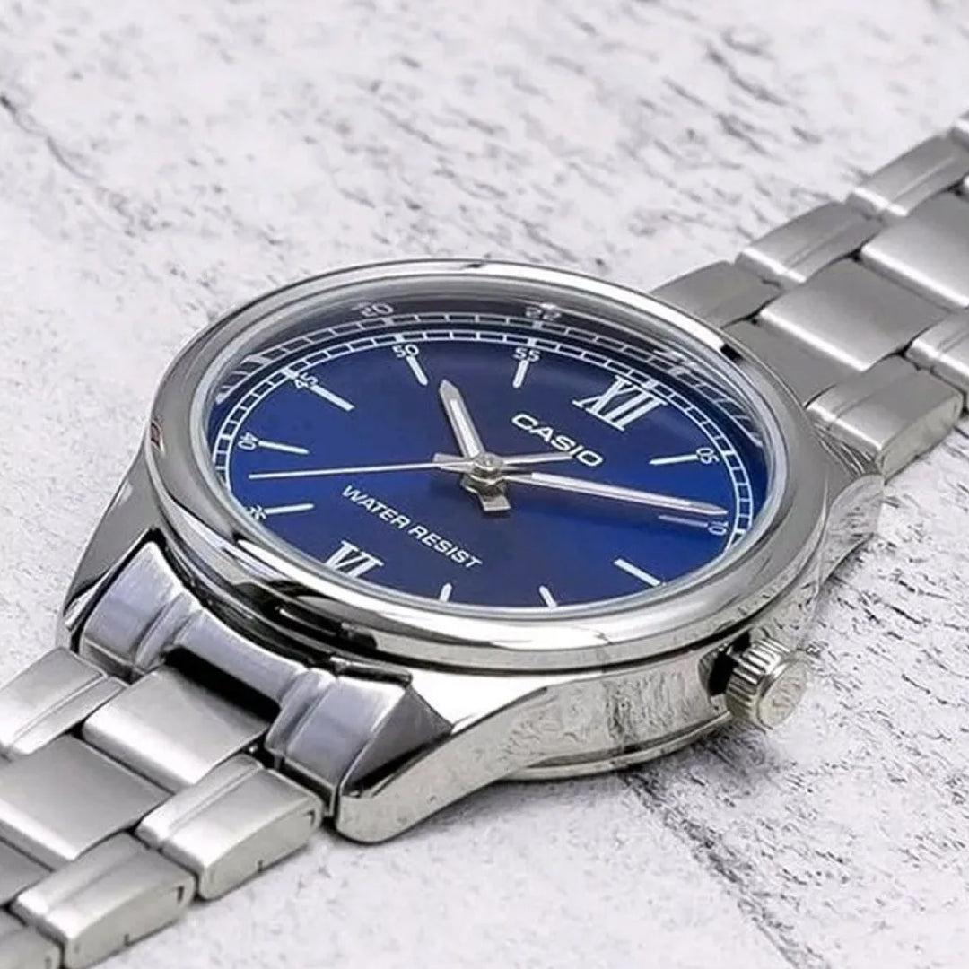 Vista lateral del Reloj Casio LTP-V005D-2B2 con brazalete de acero plateado detalles a la vista