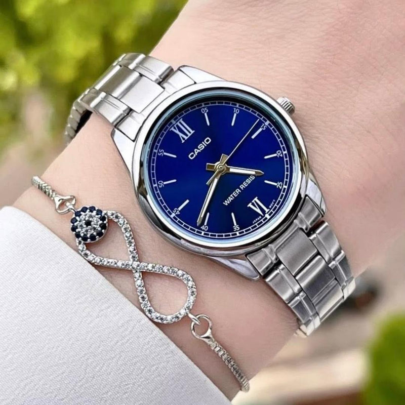 Reloj Casio LTP-V005D-2B2 puesto en la muñeca, estilo clásico elegante