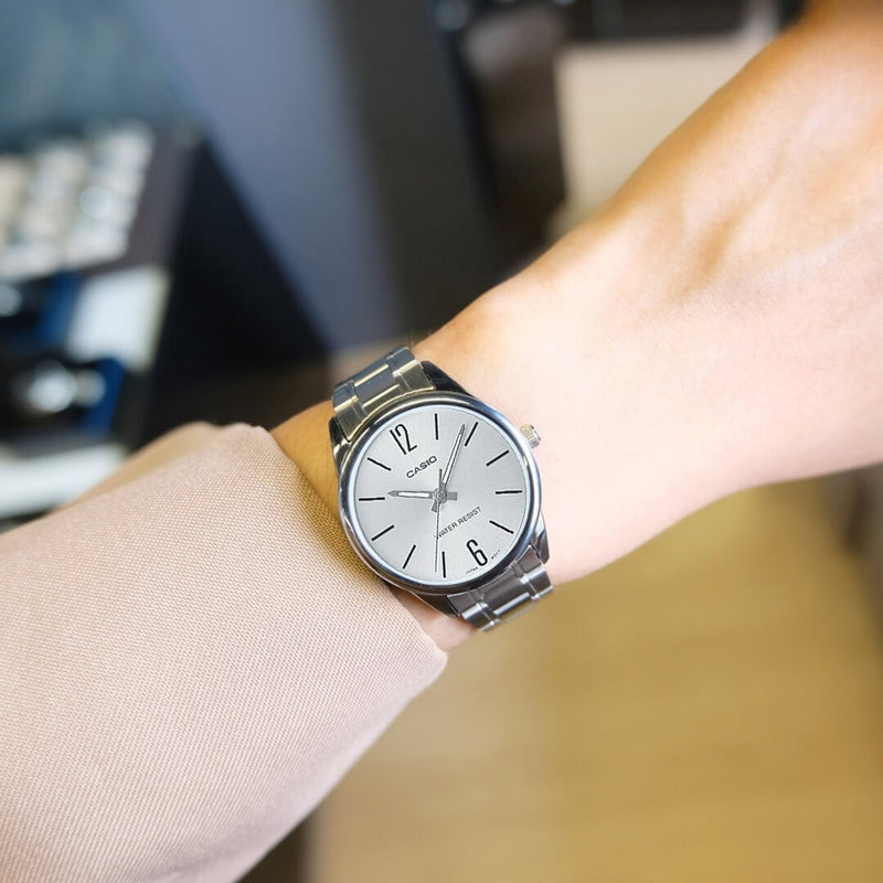 Reloj Casio LTP-V005D-7B puesto en la muñeca, estilo clásico minimalista