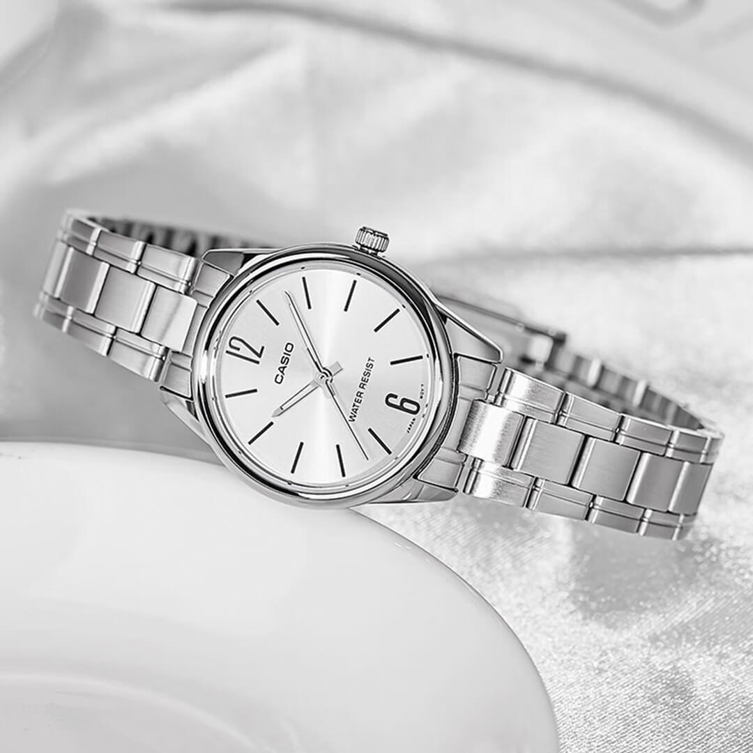 Vista lateral del Reloj Casio LTP-V005D-7B con brazalete de acero plateado