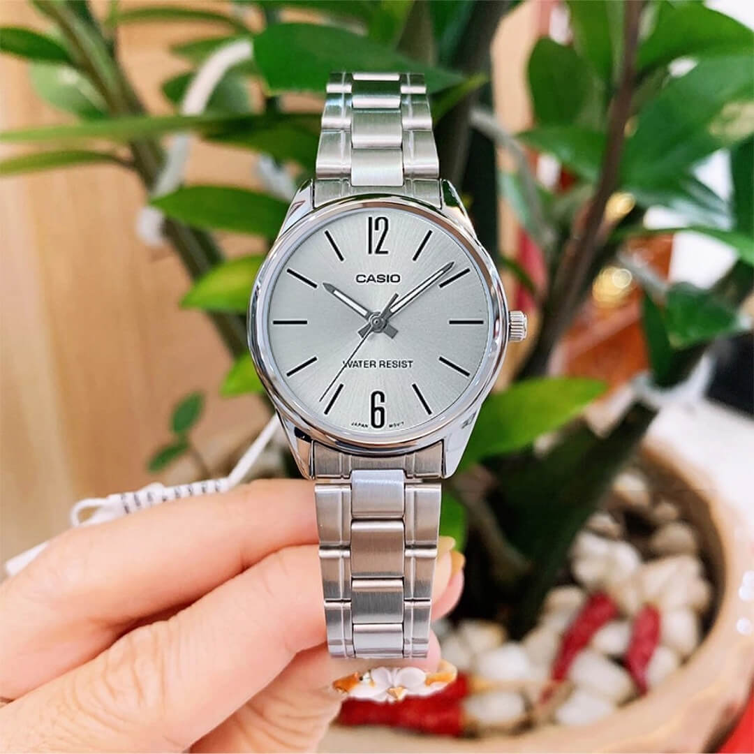 Vista frontal del Reloj Casio LTP-V005D-7B con brazalete de acero plateado