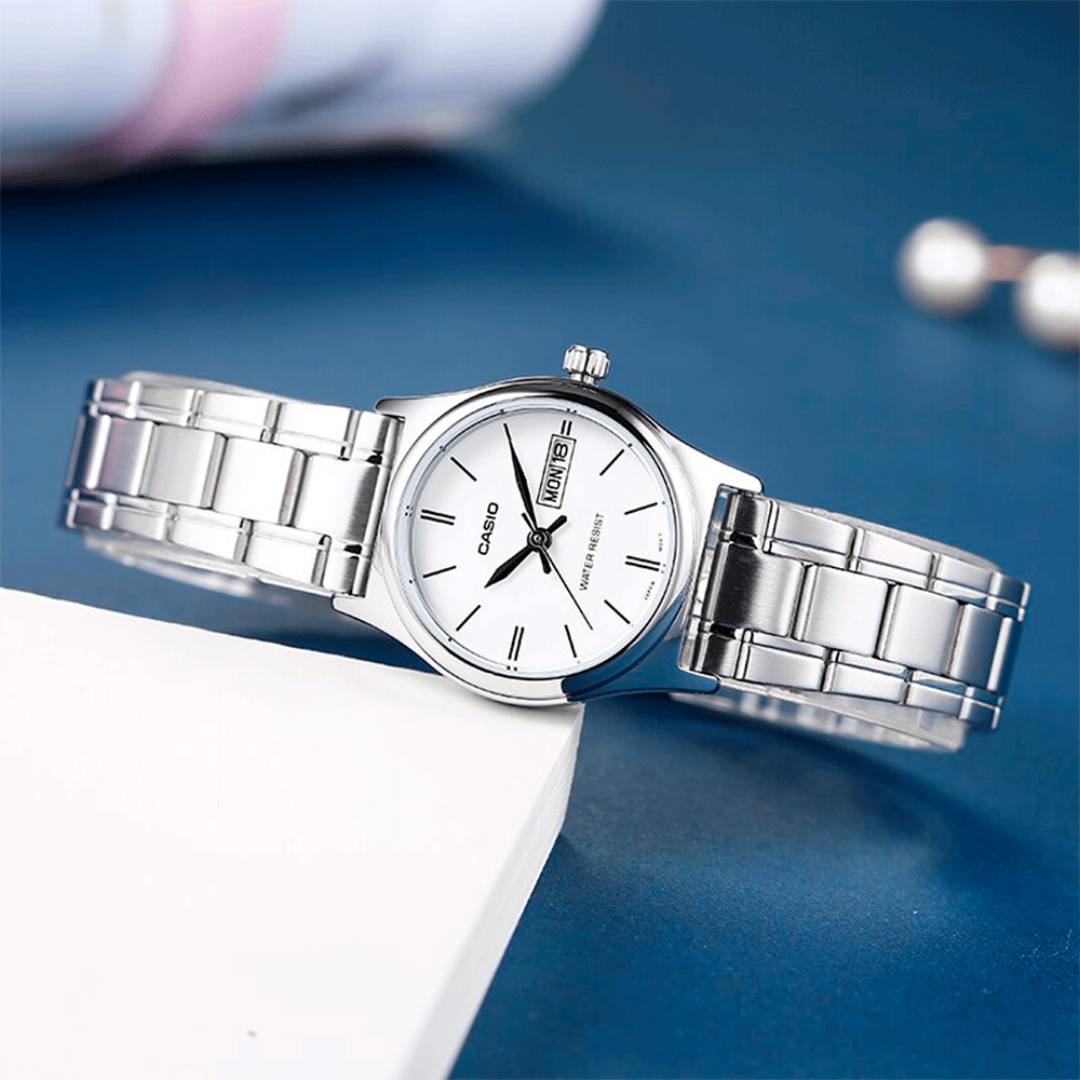 Detalle de la esfera plateada y función día-fecha del Reloj Casio LTP-V006D-7B2
