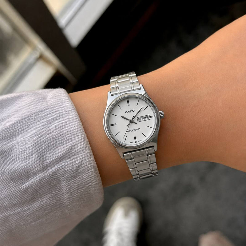 Reloj Casio LTP-V006D-7B2 puesto en la muñeca, estilo clásico femenino