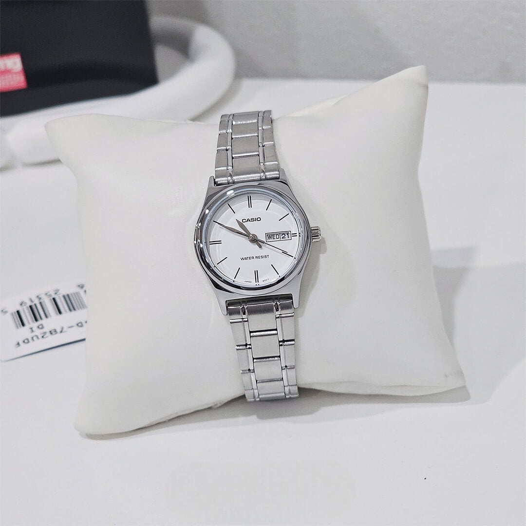 Vista lateral del Reloj Casio LTP-V006D-7B2 con brazalete de acero plateado