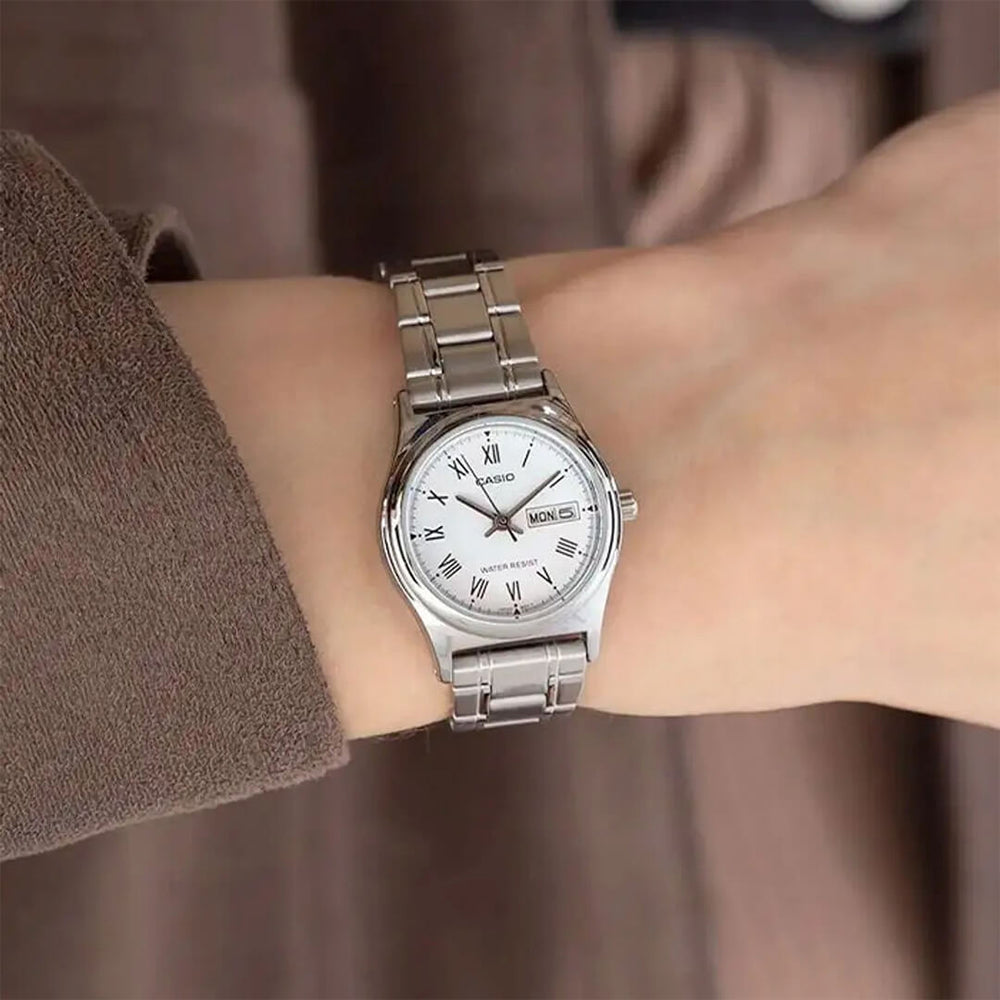 Reloj Casio LTP-V006D-7BU puesto en la muñeca, estilo clásico femenino y elegante.