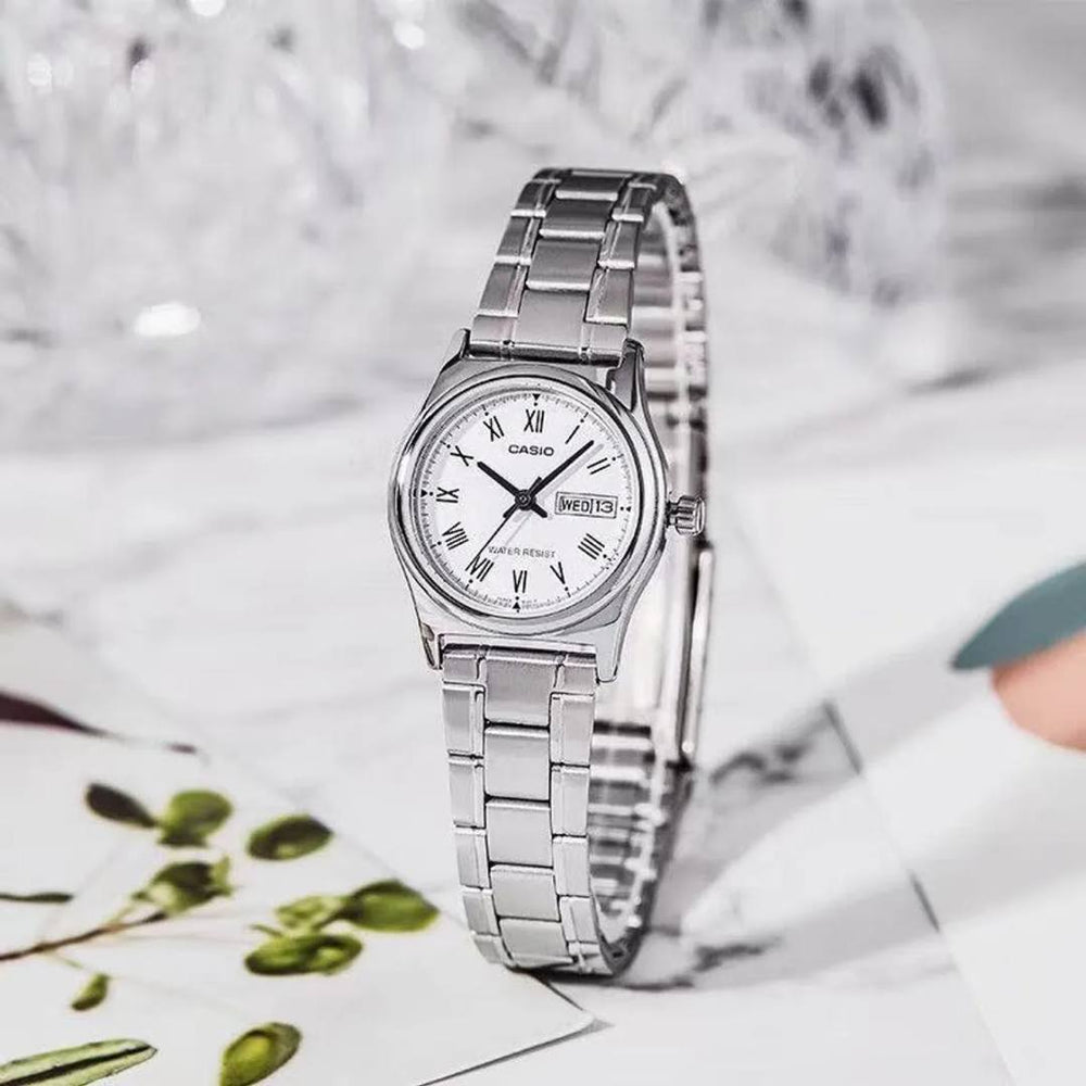 Detalle de la esfera blanca y función día-fecha del Reloj Casio LTP-V006D-7BU