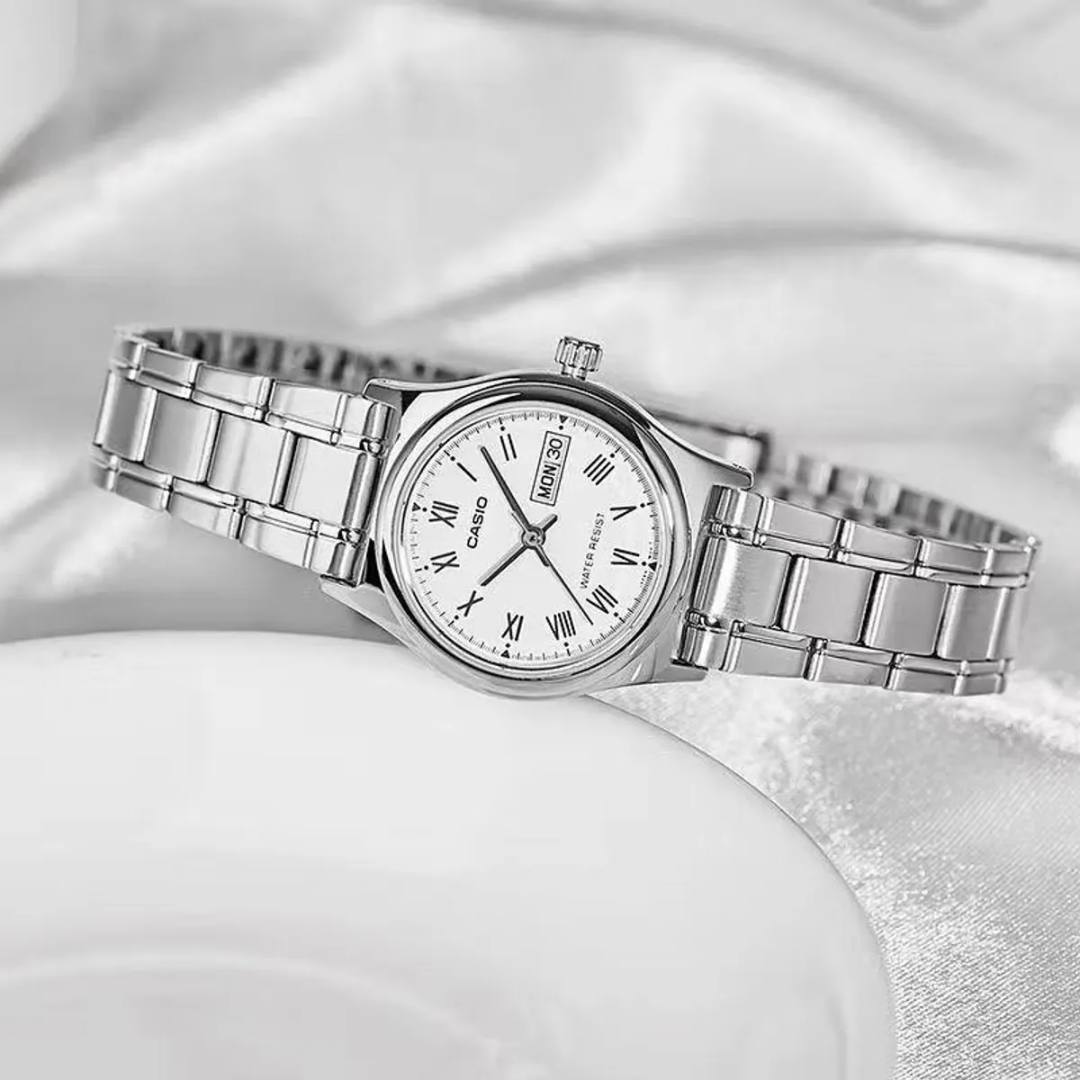 Vista lateral del Reloj Casio LTP-V006D-7BU con brazalete de acero plateado