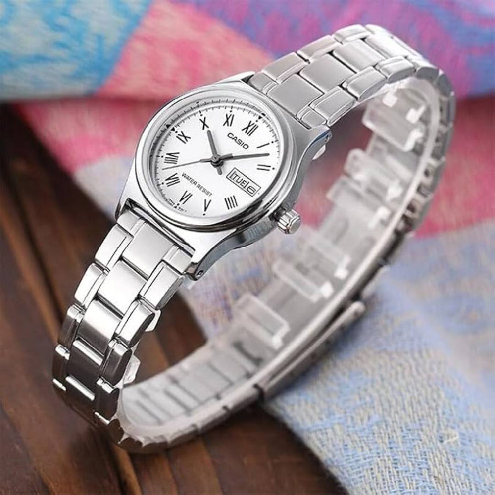 Reloj Casio LTP-V006D-7BU para mujer, con estilo femenino.