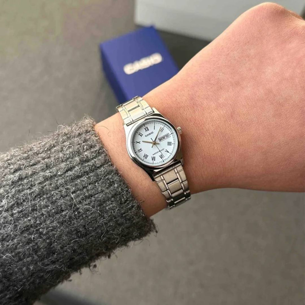 Reloj Casio LTP-V006D-7BU puesto en la muñeca, estilo clásico femenino