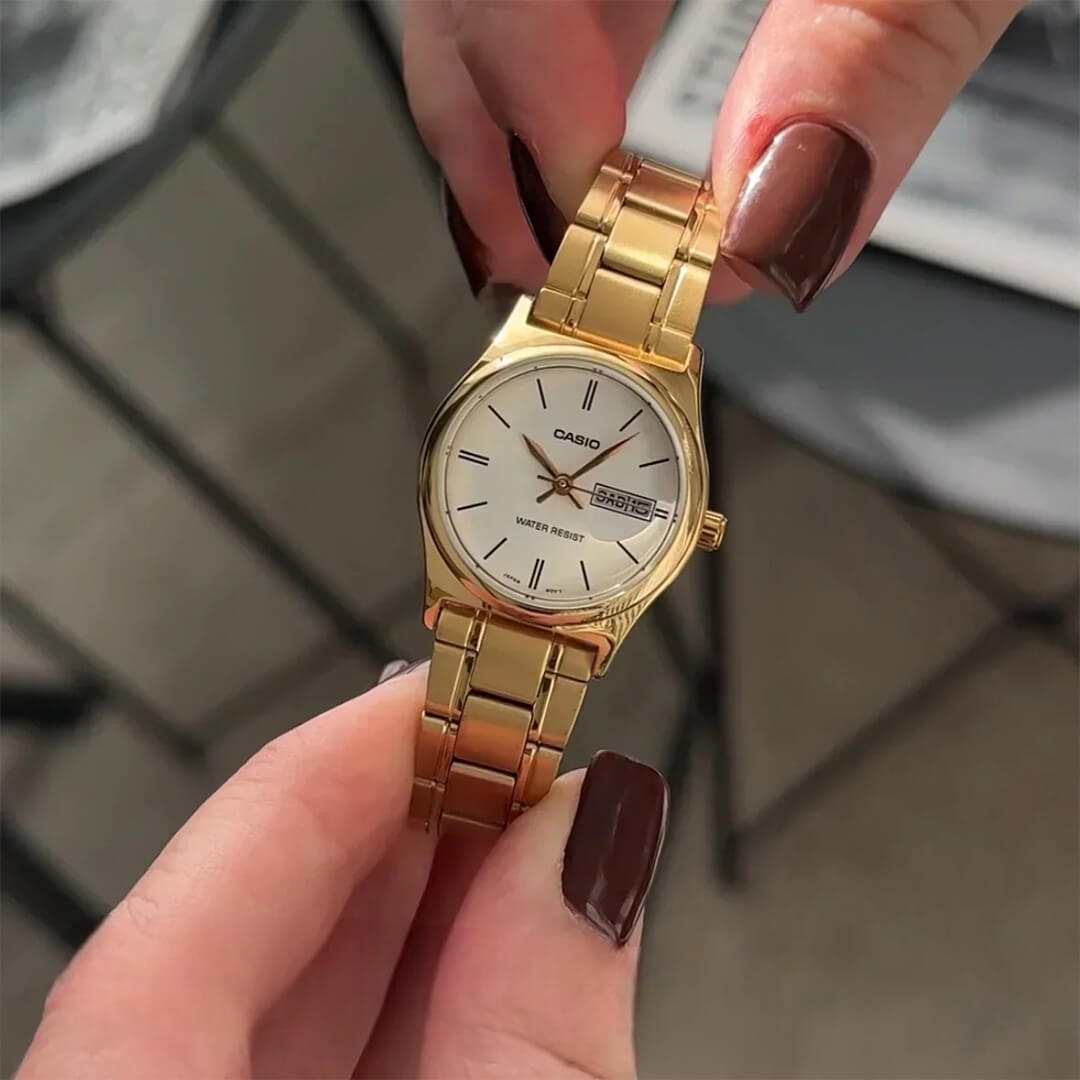 Detalle de la esfera blanca y función día-fecha del Reloj Casio LTP-V006G-7B