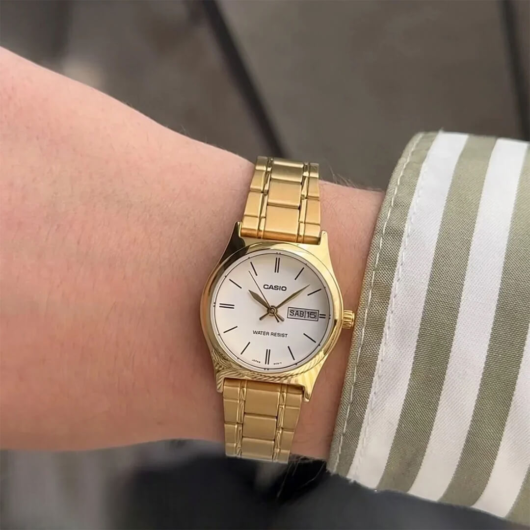 Reloj Casio LTP-V006G-7B puesto en la muñeca, estilo clásico femenino