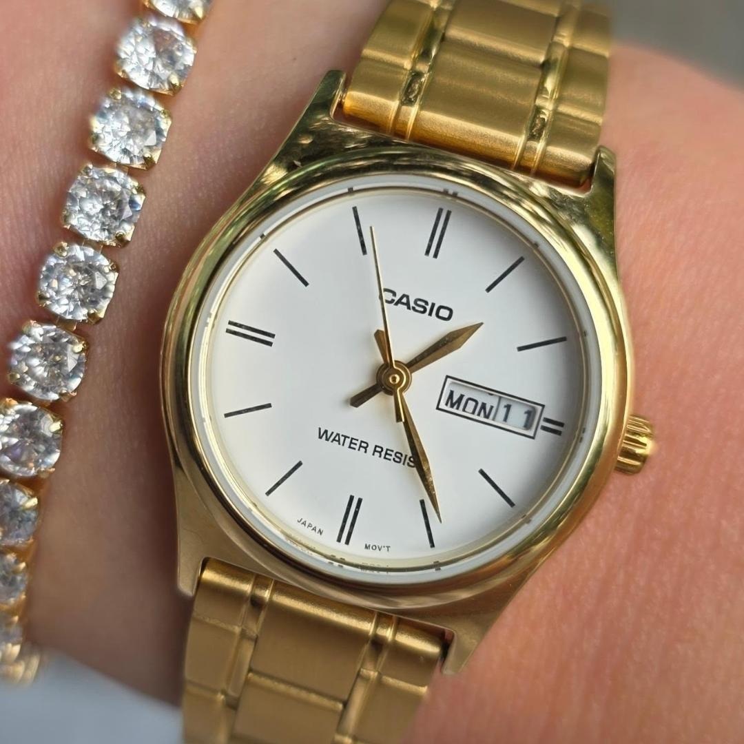 Detalle de la esfera blanca y función día-fecha del Reloj Casio LTP-V006G-7B para mujer