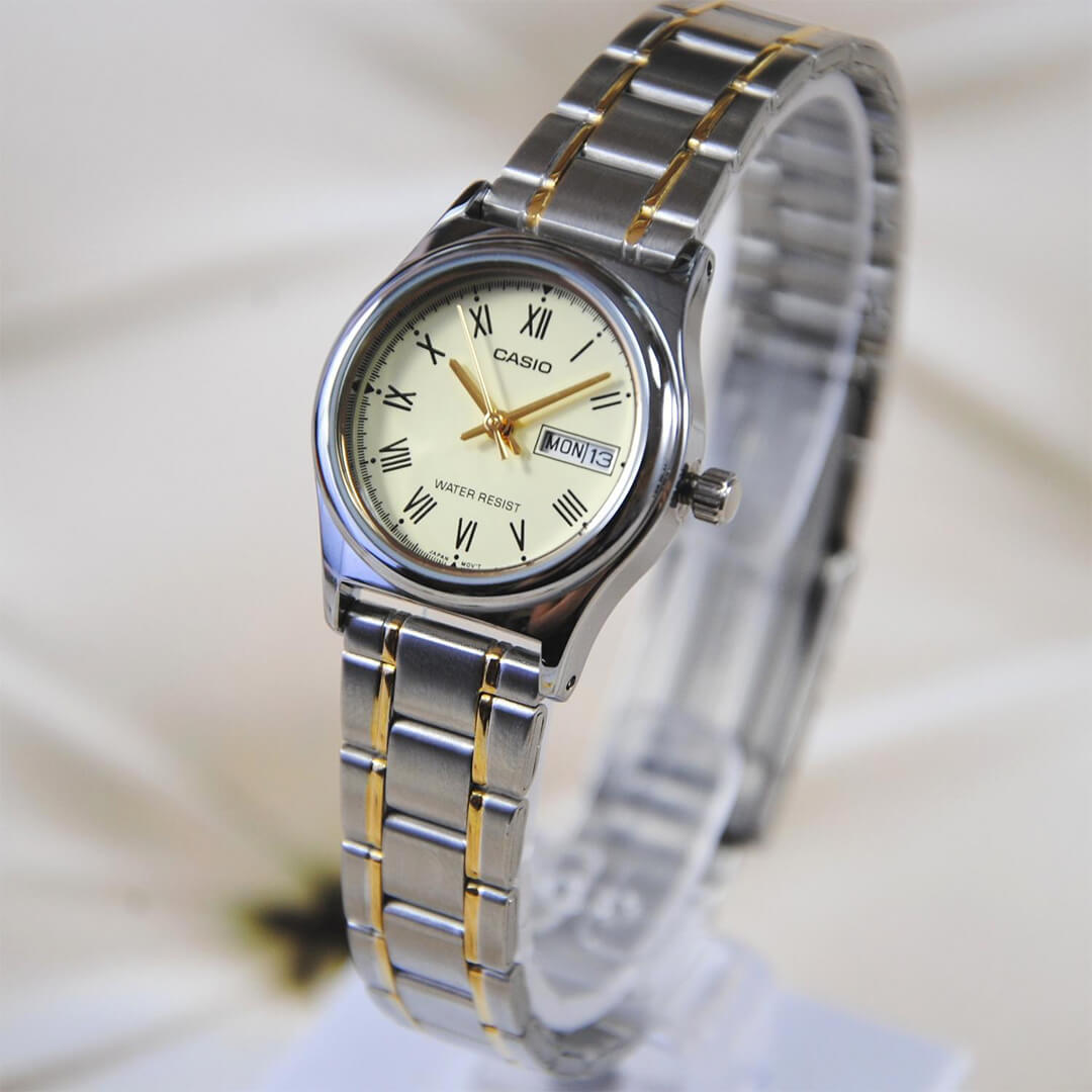 Vista lateral del Reloj Casio LTP-V006SG-9B con brazalete bicolor y cierre de botón