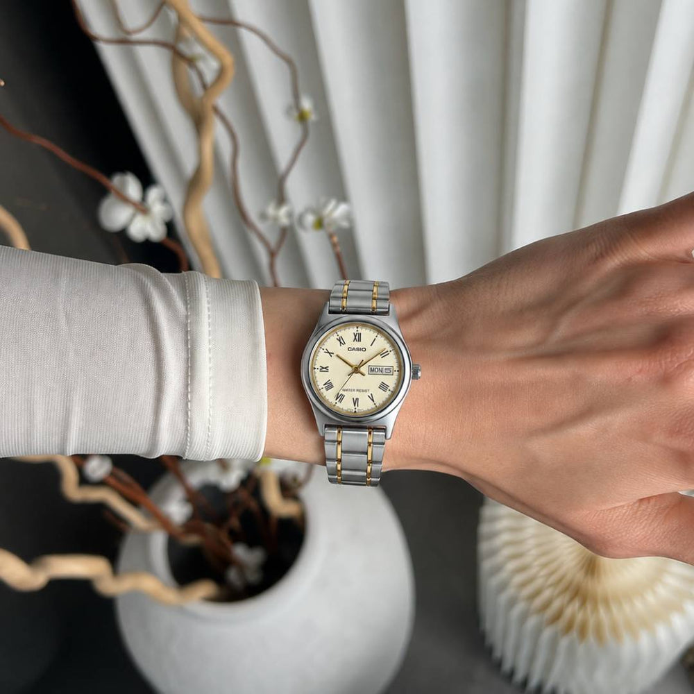 Reloj Casio LTP-V006SG-9B puesto en la muñeca, estilo elegante femenino