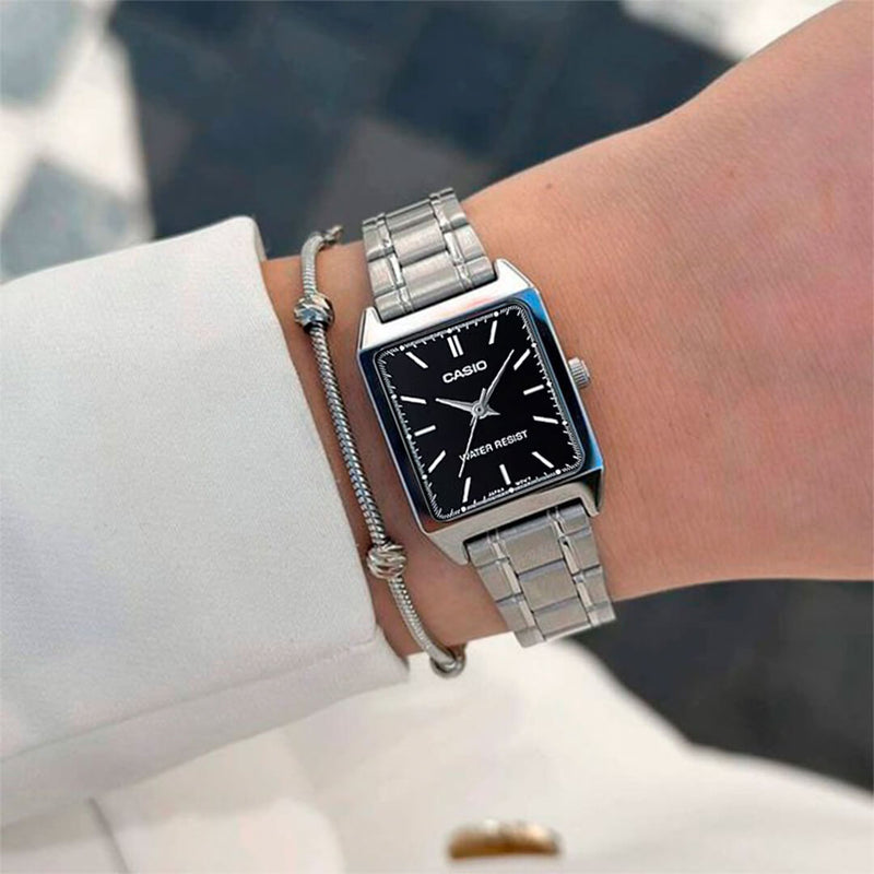 Reloj Casio LTP-V007D-1E puesto en la muñeca, estilo rectangular femenino