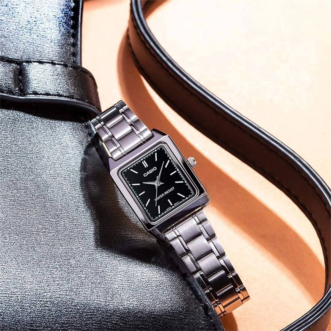 Vista lateral del Reloj Casio LTP-V007D-1E con brazalete de acero plateado