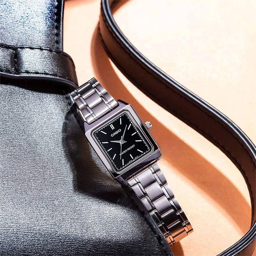 Vista lateral del Reloj Casio LTP-V007D-1E con brazalete de acero plateado