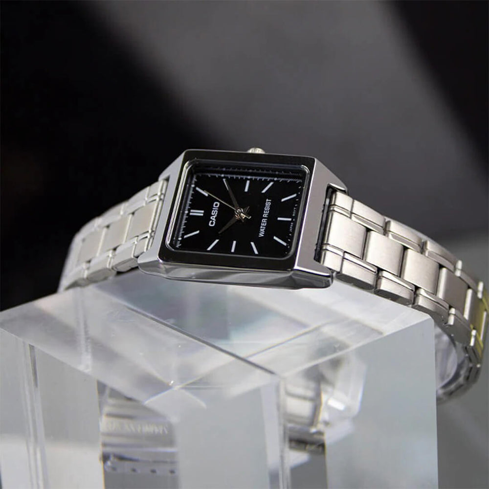 Detalle de la caja rectangular y esfera negra del Reloj Casio LTP-V007D-1E