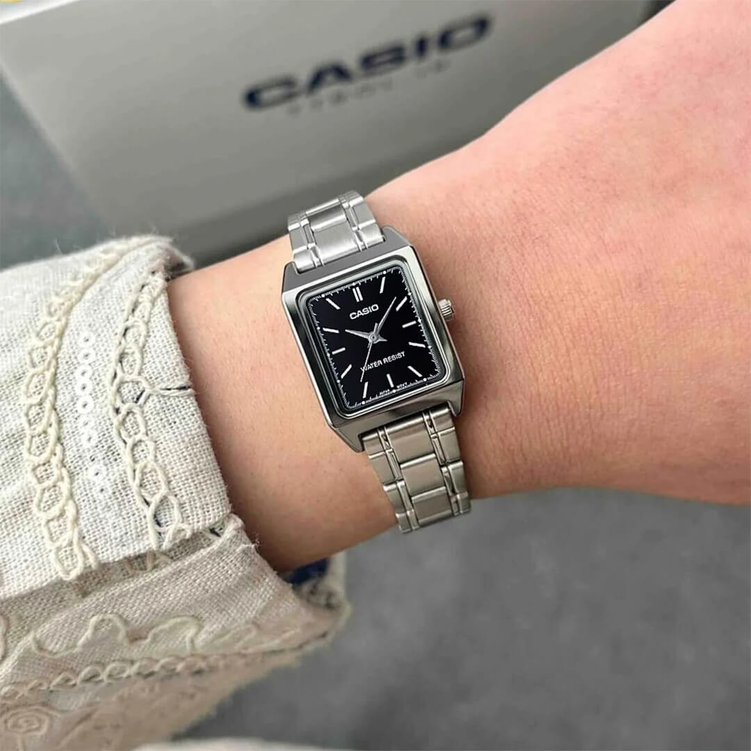 Vista frontal del Reloj Casio LTP-V007D-1E con brazalete de acero plateado puesto en muñeca.