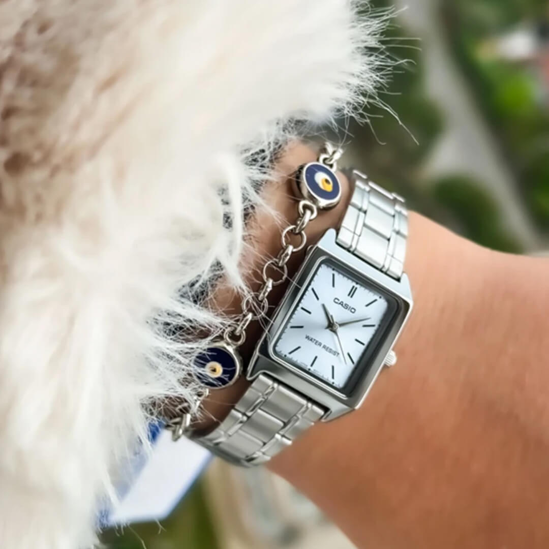 Reloj Casio LTP-V007D-2E puesto en la muñeca, estilo rectangular femenino