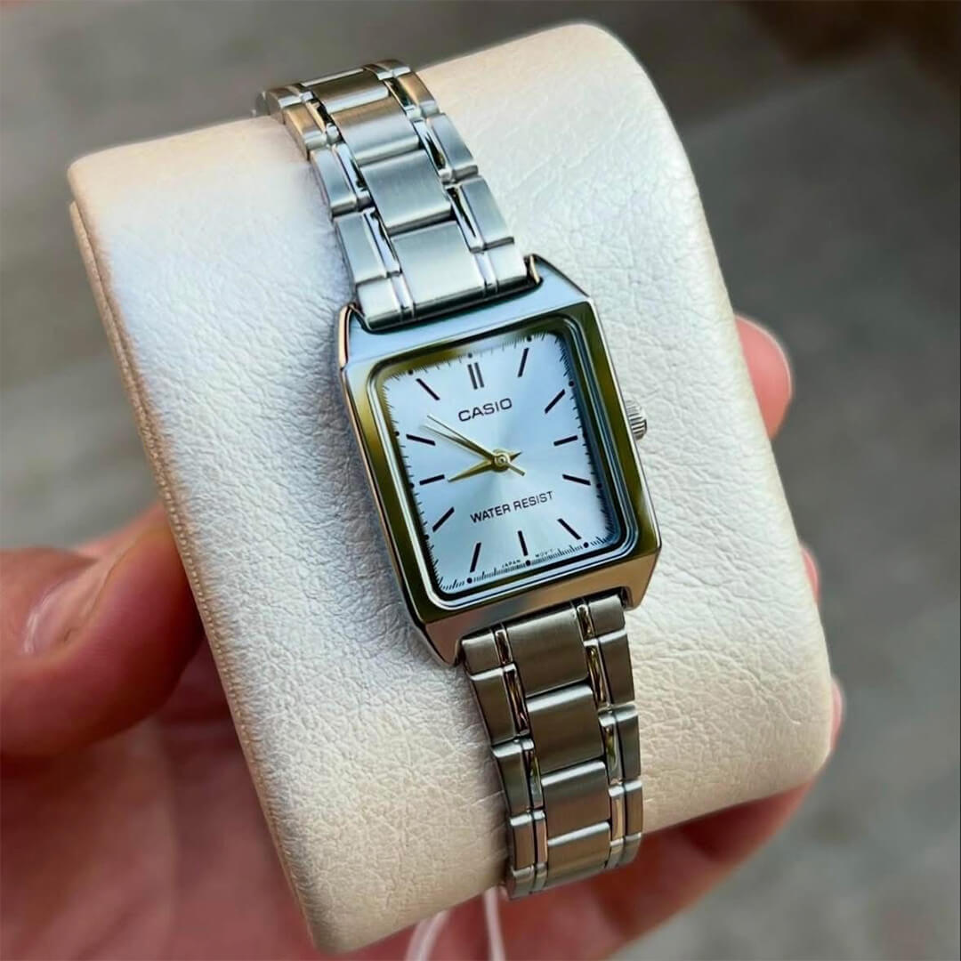 Reloj Casio LTP-V007D-2E plateado con esfera celeste para mujer animalista