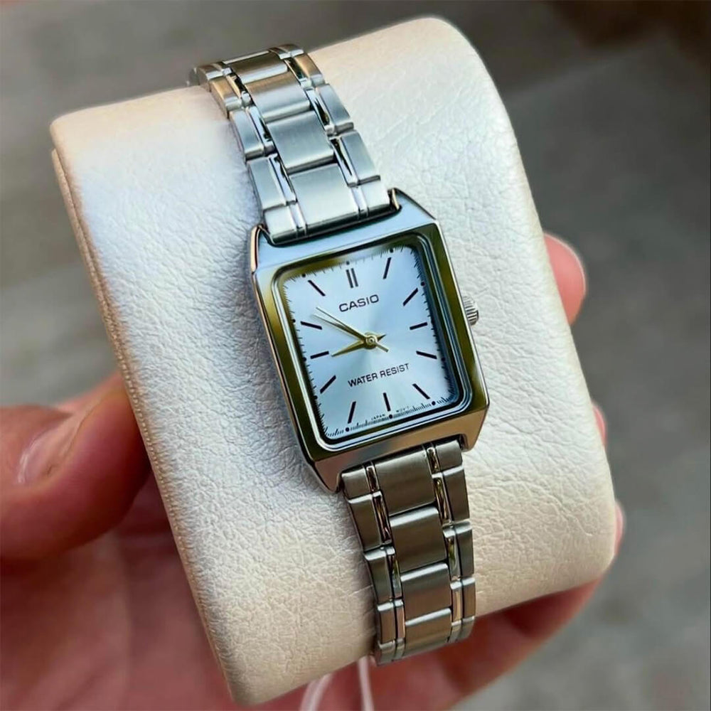 Reloj Casio LTP-V007D-2E plateado con esfera celeste para mujer animalista
