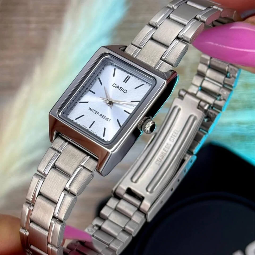 Vista lateral del Reloj Casio LTP-V007D-2E con brazalete de acero plateado en celste.