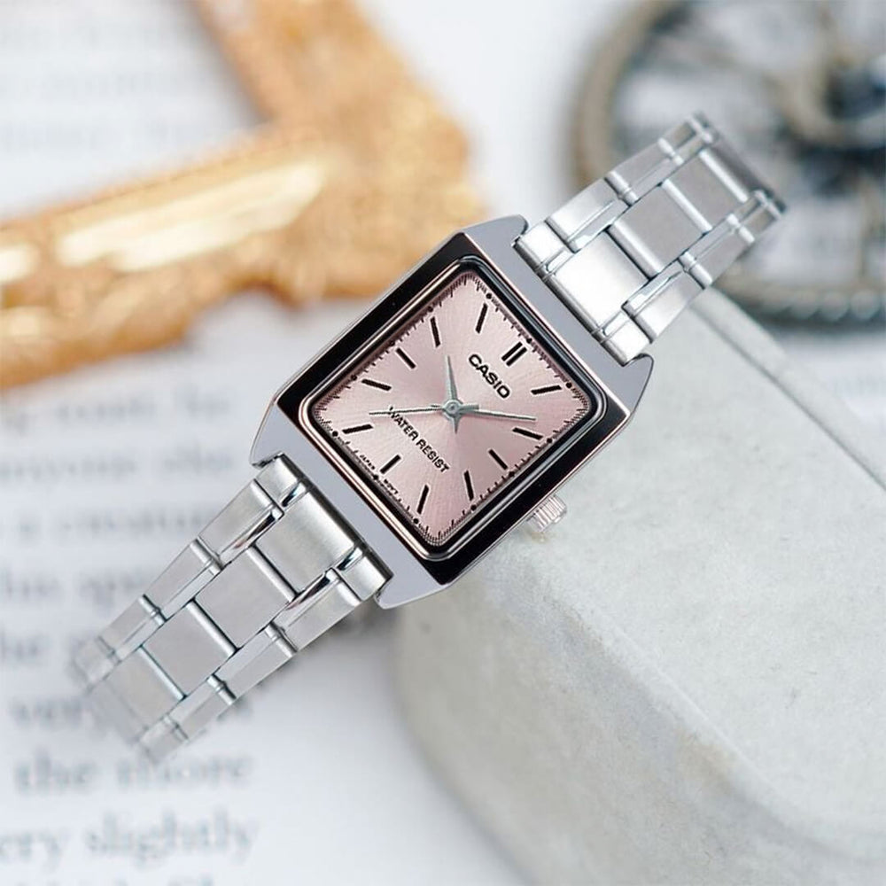 Reloj Casio para mujer con dial rosado y correa plateada