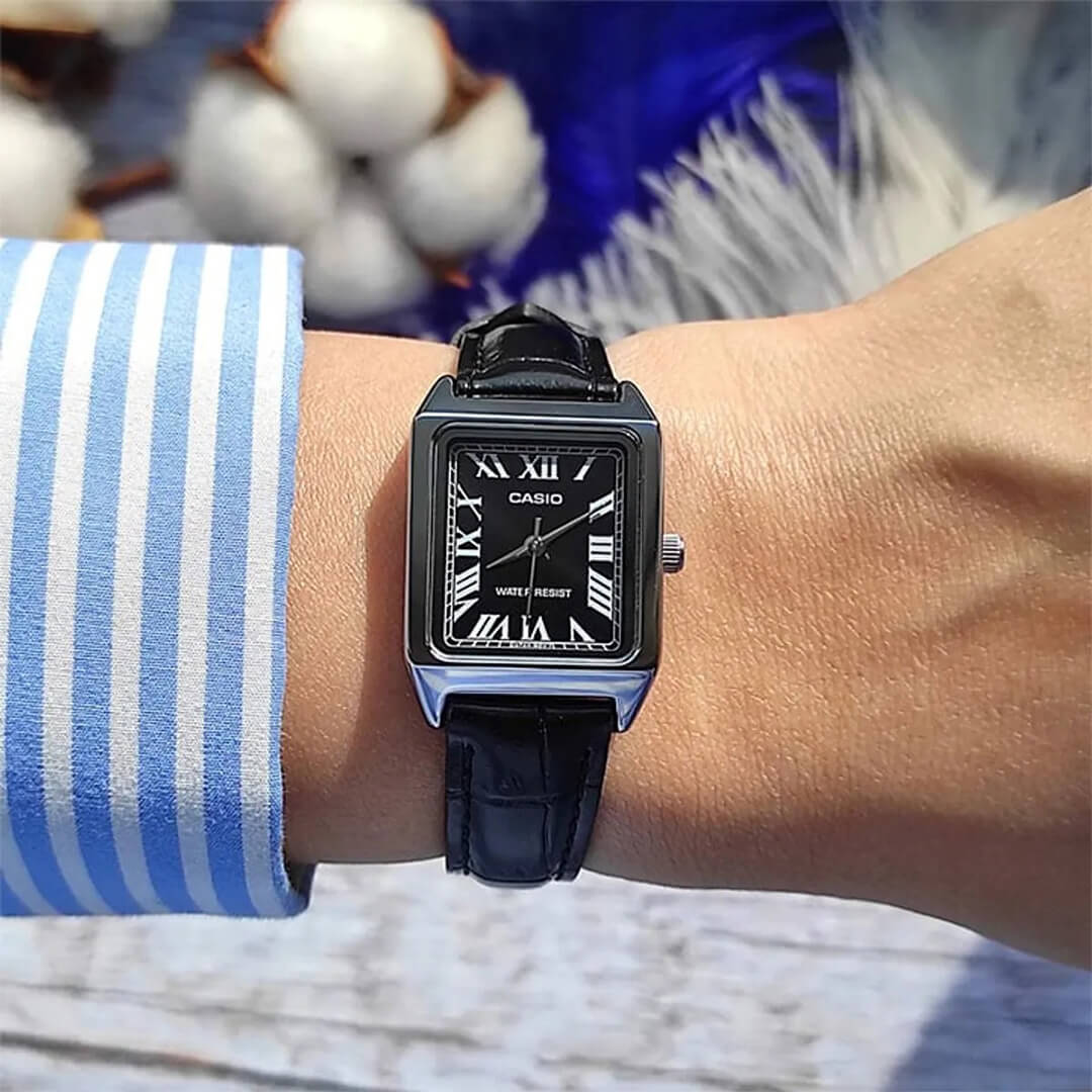 Reloj Casio LTP-V007L-1BU puesto en la muñeca, estilo tank vintage