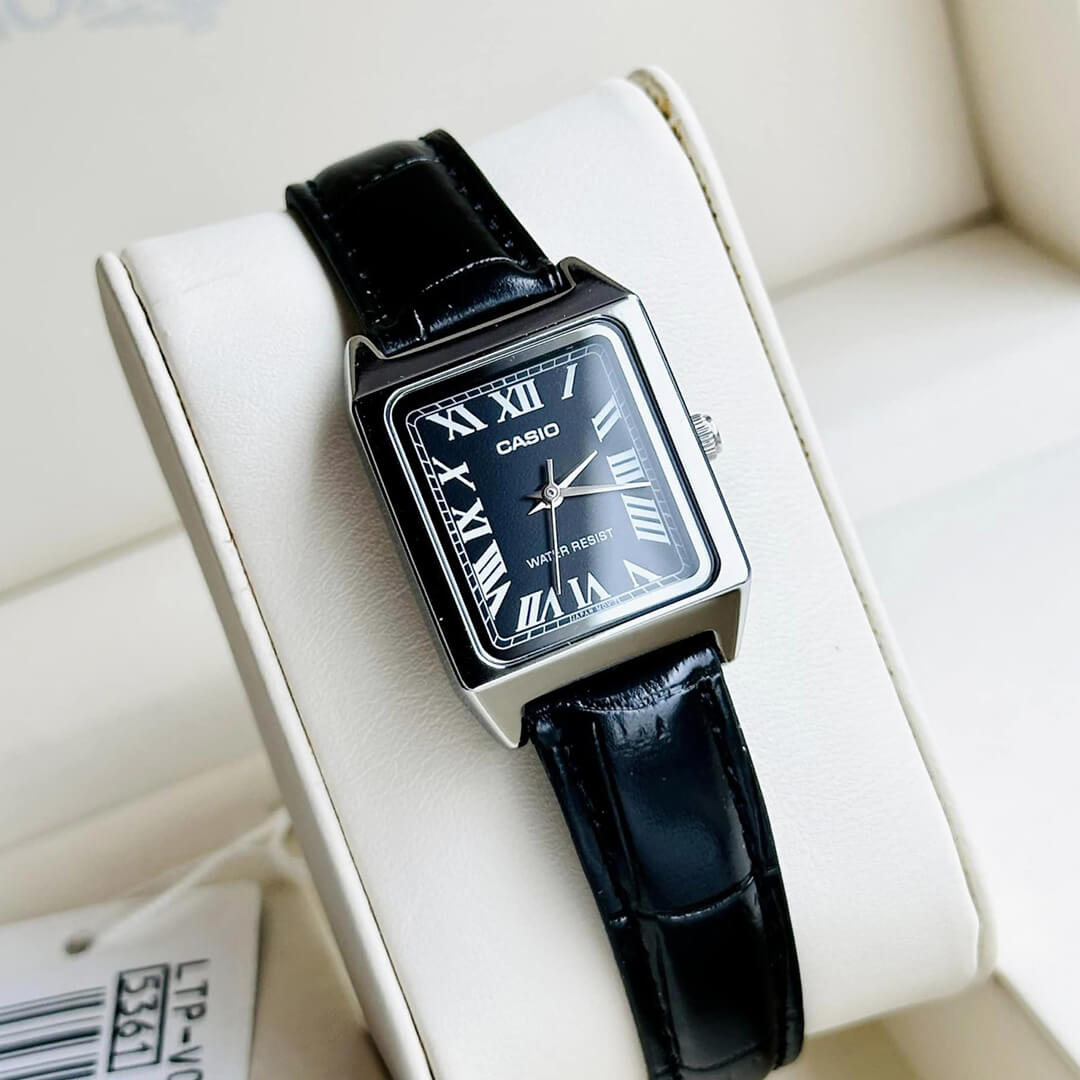 Detalle de la esfera negra con números romanos del Reloj Casio LTP-V007L-1BU